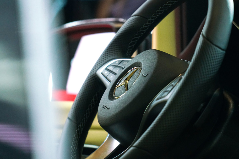 新能源底子太薄，奔驰急了：2025不再有燃油车新品