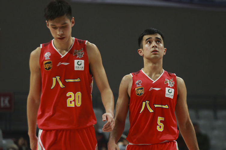 前八一队球员张祖铭和阿尔斯兰