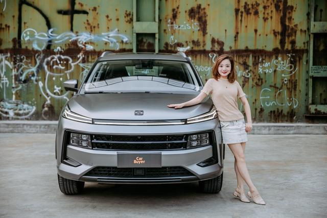 美女全方位体验思皓QX，配置够丰富，开起来够舒爽