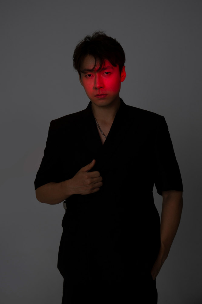 于清斌卸下古装戏服秒变冷峻男神allblack造型成熟雅致