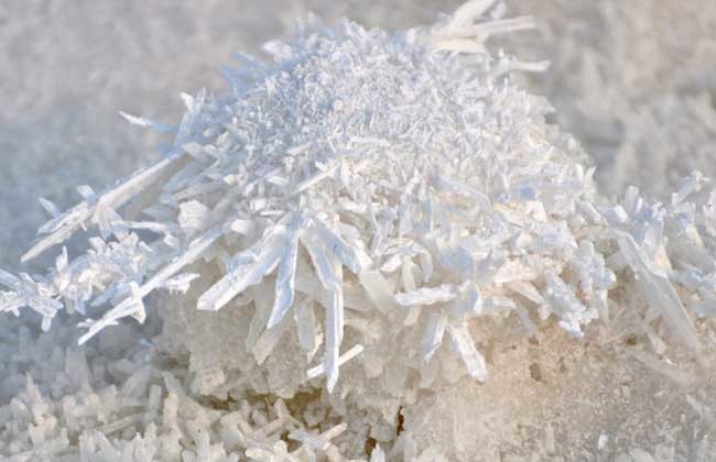 芒硝是一种白色的结晶状物质,它是硫酸盐类矿物芒硝的结晶,这种物质中