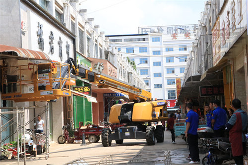 宣威市复兴街道拆除违规广告牌助力创文创卫