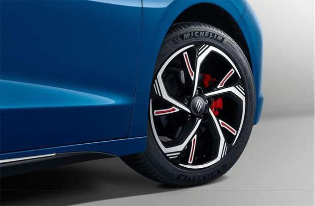 又一轿跑曝光，双电机驱动，零百加速5.8s，全景天幕，叫板特斯拉