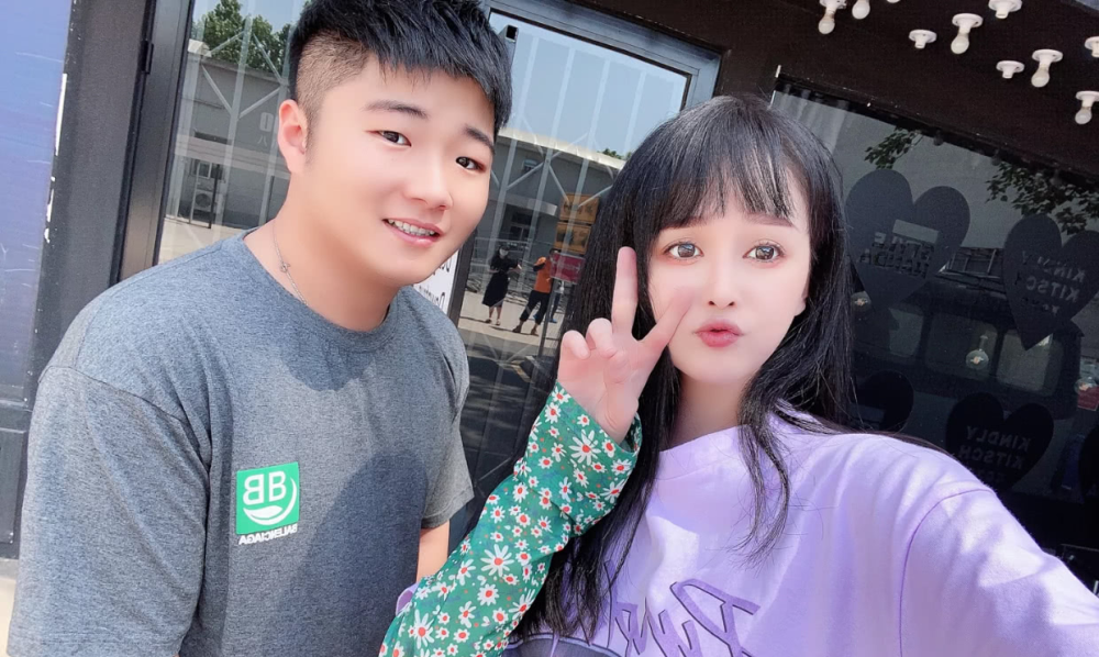 赵本山女儿携男友高调秀恩爱回应资产过亿不多只买了两套房
