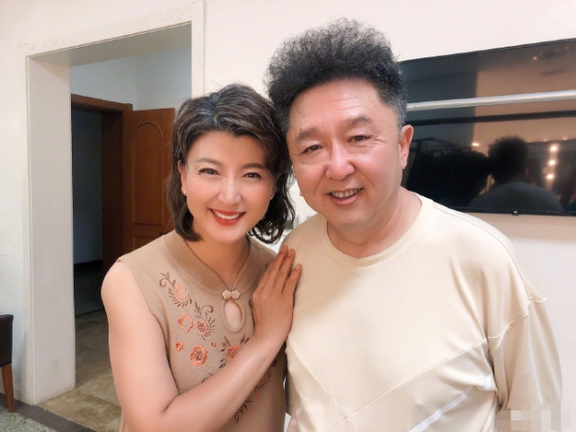 于谦闫学晶剧中演夫妻两人贴身合影姿势亲密女方穿旗袍胳膊粗