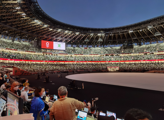 我在现场东京奥运会今晚开幕现场观众已超三千人记者看台几乎满员