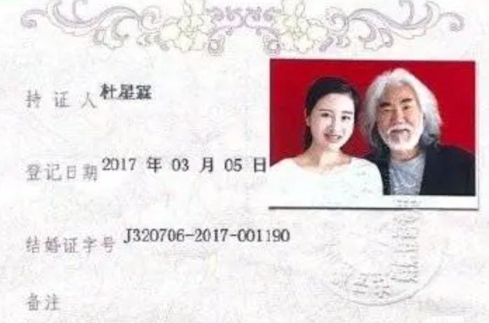 张纪中为奥运健儿加油，娇妻相伴儿女双全，背扛儿子身体十分健硕