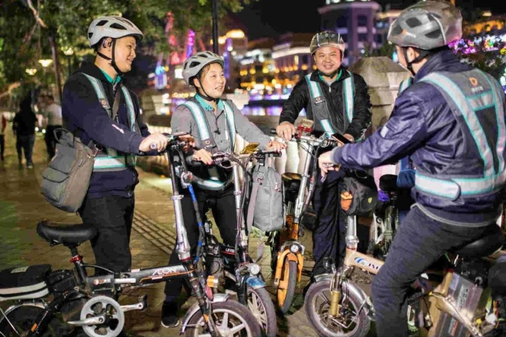 惊险！代驾单车放后备箱自燃，车主现场崩溃：“把我的车炸了！”