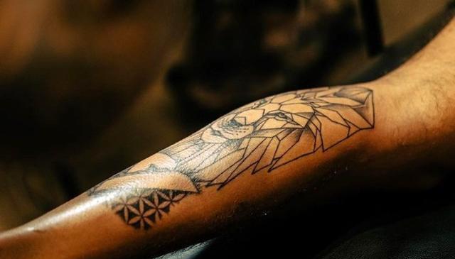 真一生之敌?吹杨晒出狮头新纹身,东契奇小臂有虎头纹身