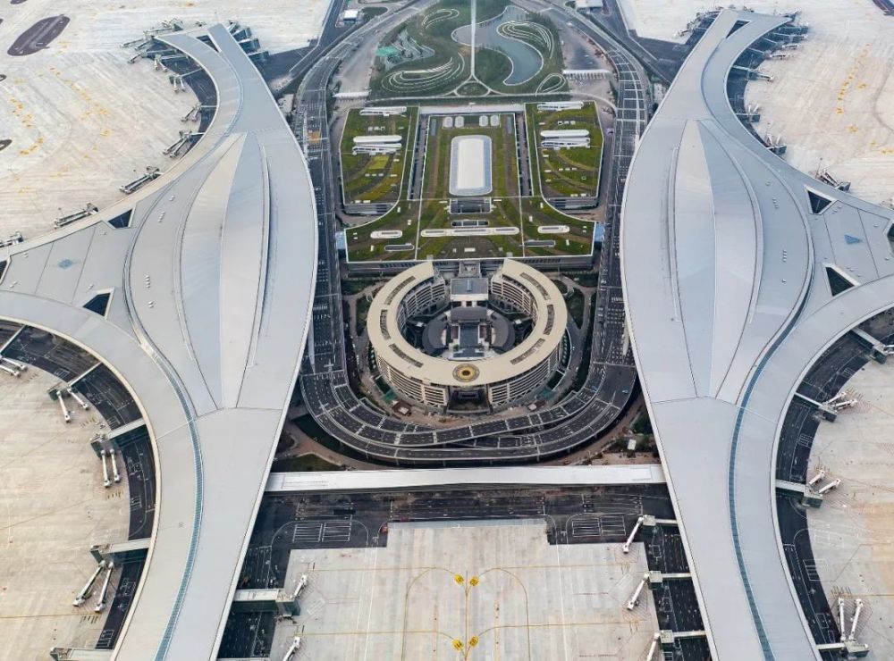 机场将是明年夏天全球聚焦的中心能够容纳四万人的东安湖体育公园主