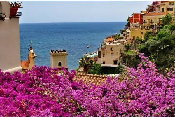 (positano)被譽為南部阿馬爾菲海岸裡的最美麗的小鎮,確實如此,意大利