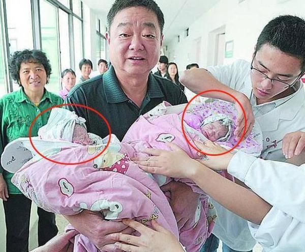 60岁高龄产妇生下双胞胎,自称生活富裕不差钱,9年后被现实打败