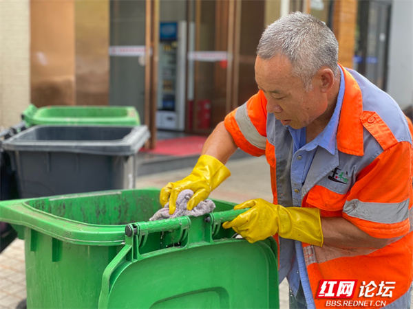 环卫工人清洗垃圾桶网友我刷碗都没这么认真