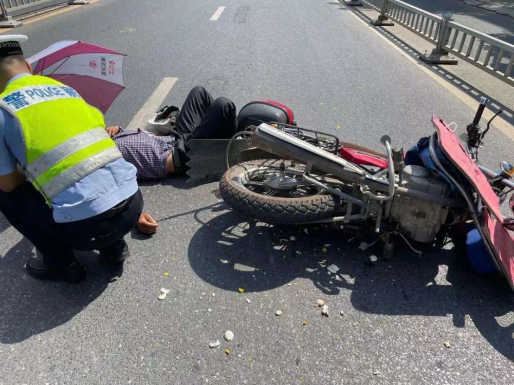 泰和一摩托车撞上了道路旁边的护栏,伤重倒地,血流不止!