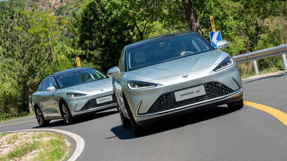 买车减配是常态？不加价、配置高的ARCFOX极狐汽车了解下！