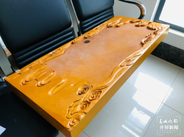 由于茶盘价值不菲,又过了几天之后,7月8日,白女士向金牛派出所报了案.