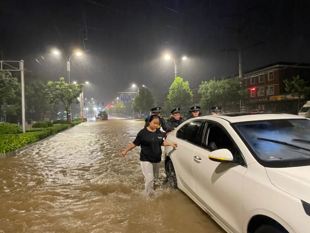 暴雨中的河南公安力量|安阳警方:风里雨里 警民同在 安阳加油_腾讯