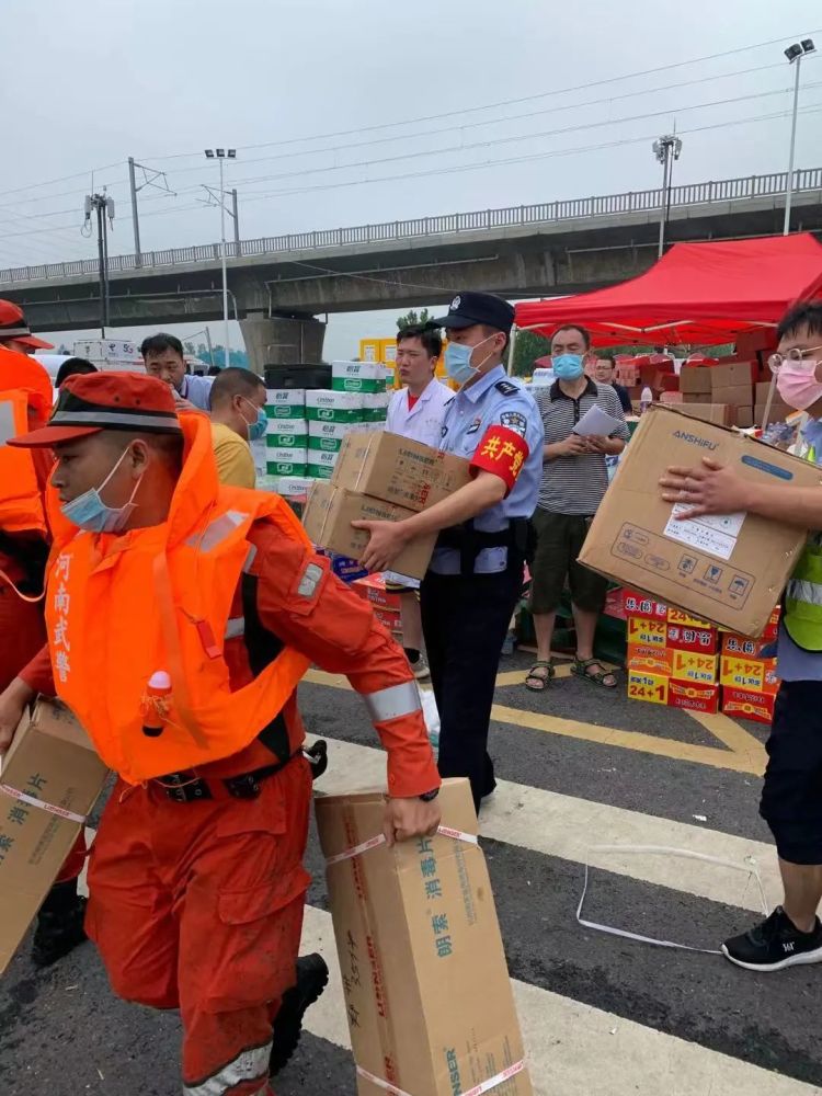 河南省公安厅组建"防汛救灾青年突击队"迅速投入援助工作