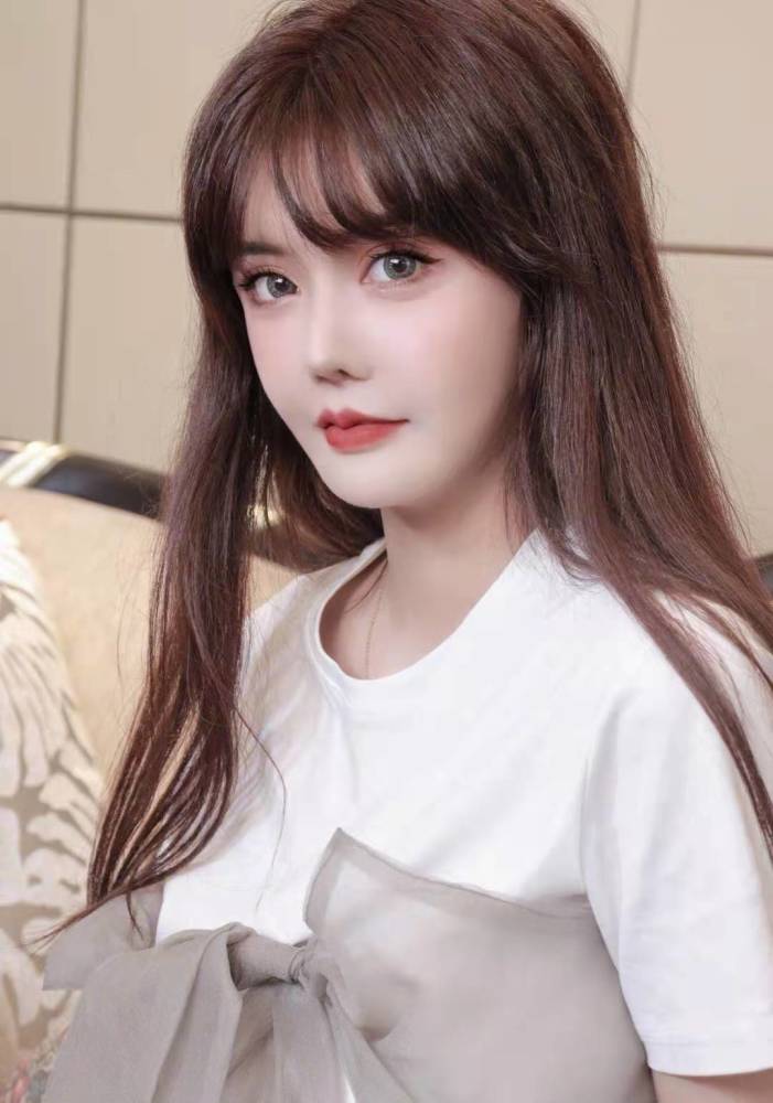 网红驰援一线:韩安冉捐八千箱面包,田姥姥最实在,凌晨一点还在搬物资