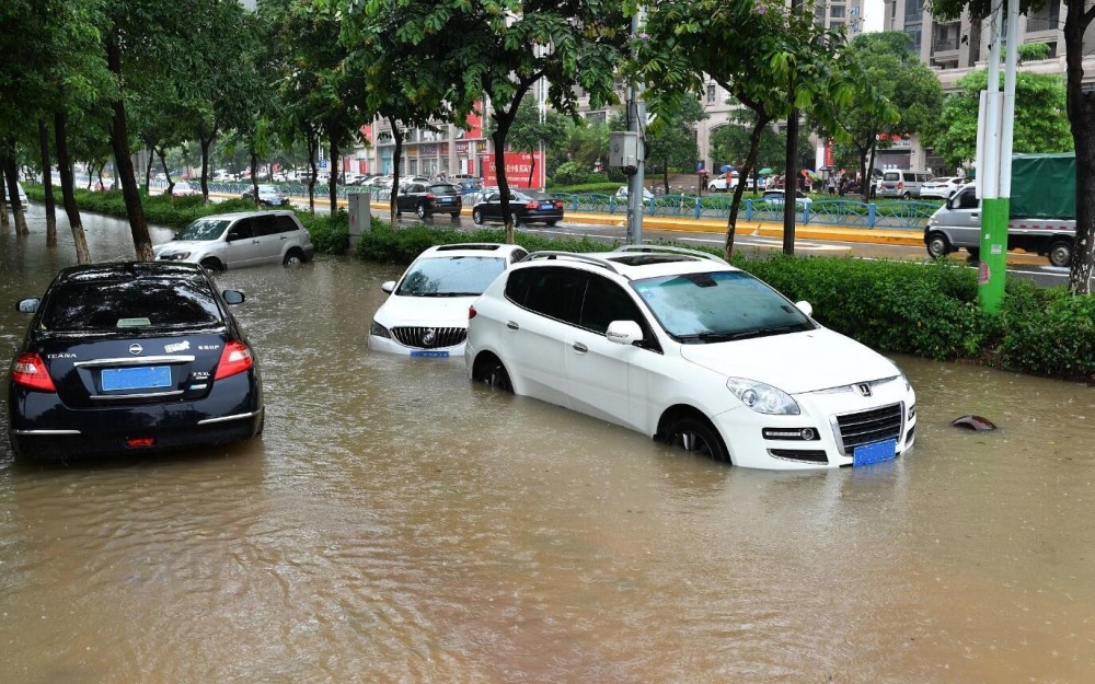 郑州降雨量"爆表,雨季开车应该注意什么?车被淹后如何逃生?