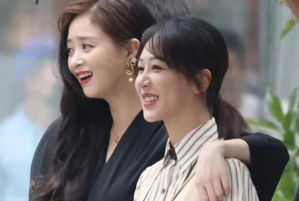 杨紫蒋欣《欢乐颂》后再聚首,新综艺引发回忆杀,姐妹俩变化大!