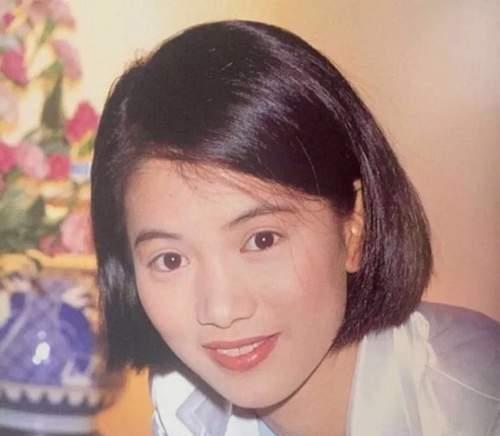 港姐时期的袁咏仪,身材修长纤细头小脸小,一般人p都不敢这么p