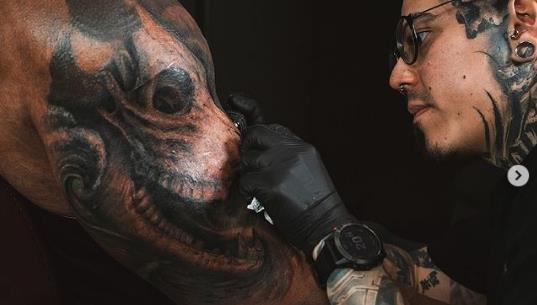 巨石强森新纹身完成牛头造型抢眼象征奋战不屈的精神