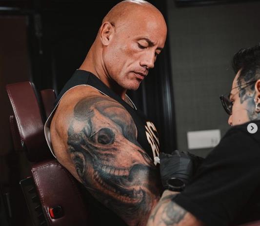 巨石强森新纹身完成牛头造型抢眼象征奋战不屈的精神