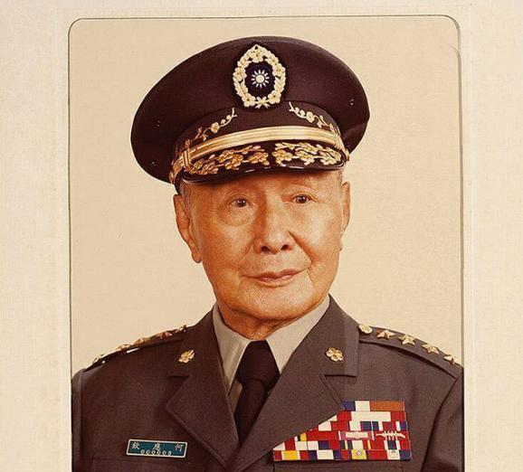 他是国民党陆军最高将领,无儿无女,晚年丧妻,88岁的他号啕大哭