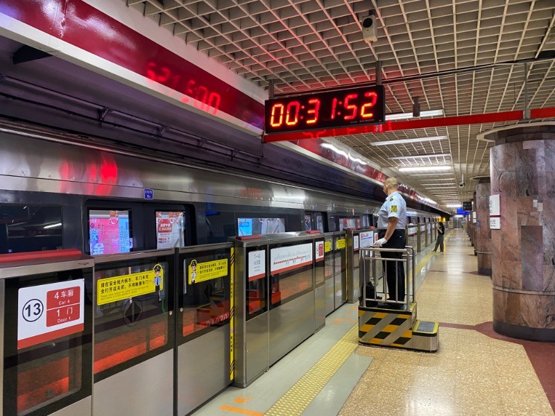 夜班地铁首日记者探站夜间到京旅客最有刚需