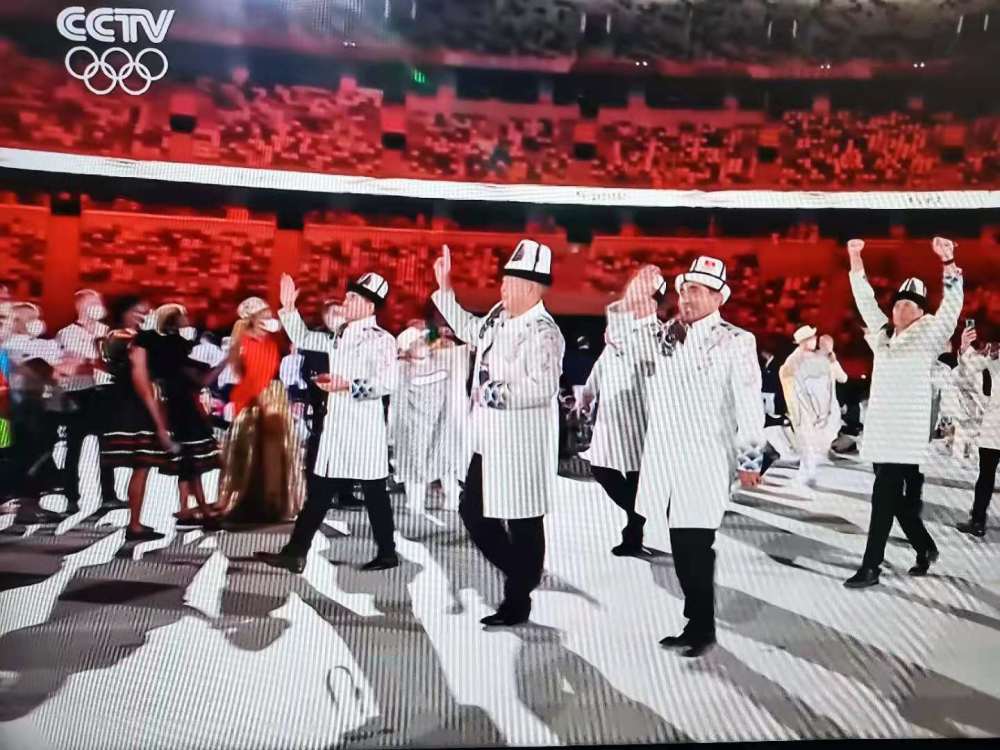 开幕式最美女旗手今日与中国争首金入场时她身后有人疑似郭德纲