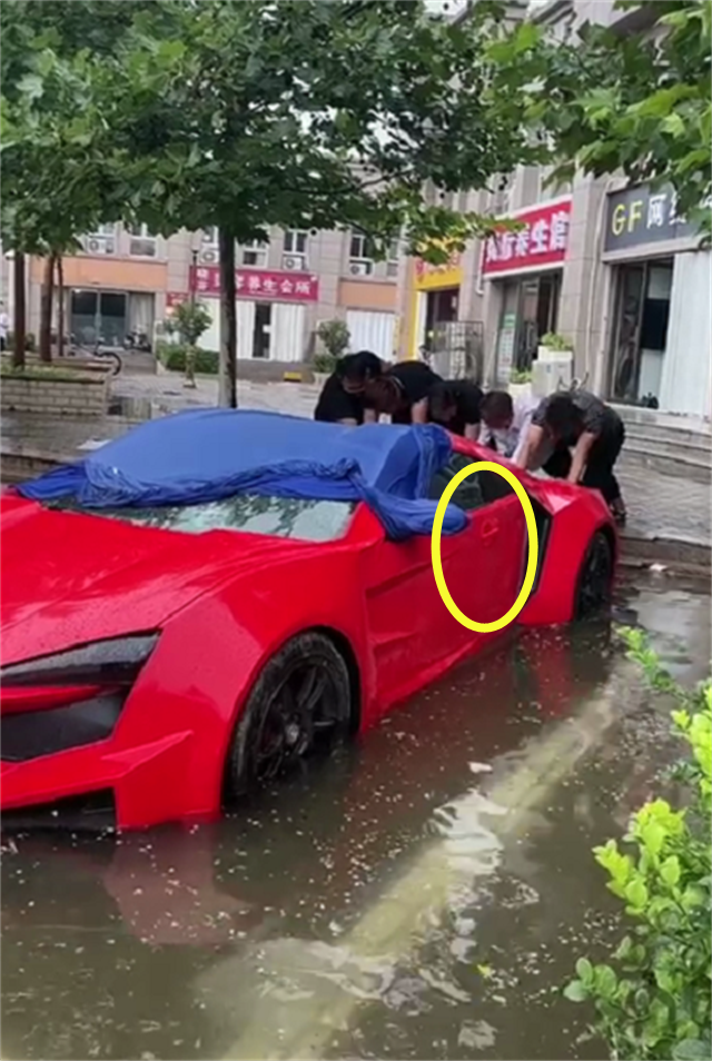 大陆首台“莱肯”超跑被水淹，远看还以为真的，细看门把手就知猫腻