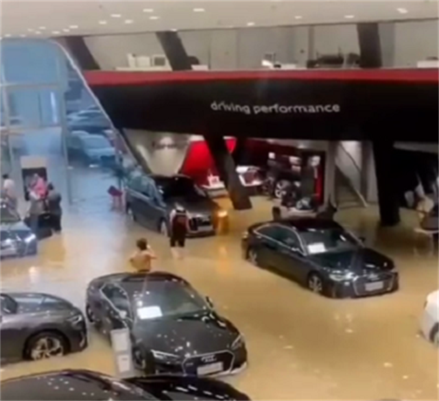河南一家4S店被水淹，清一色奥迪，每一台车还都是“新车”