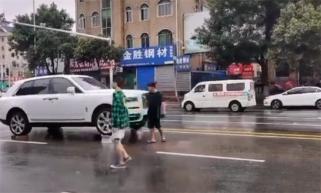 郑州某路段抽水结束，一台劳斯莱斯SUV显现出来，整车却没有被淹