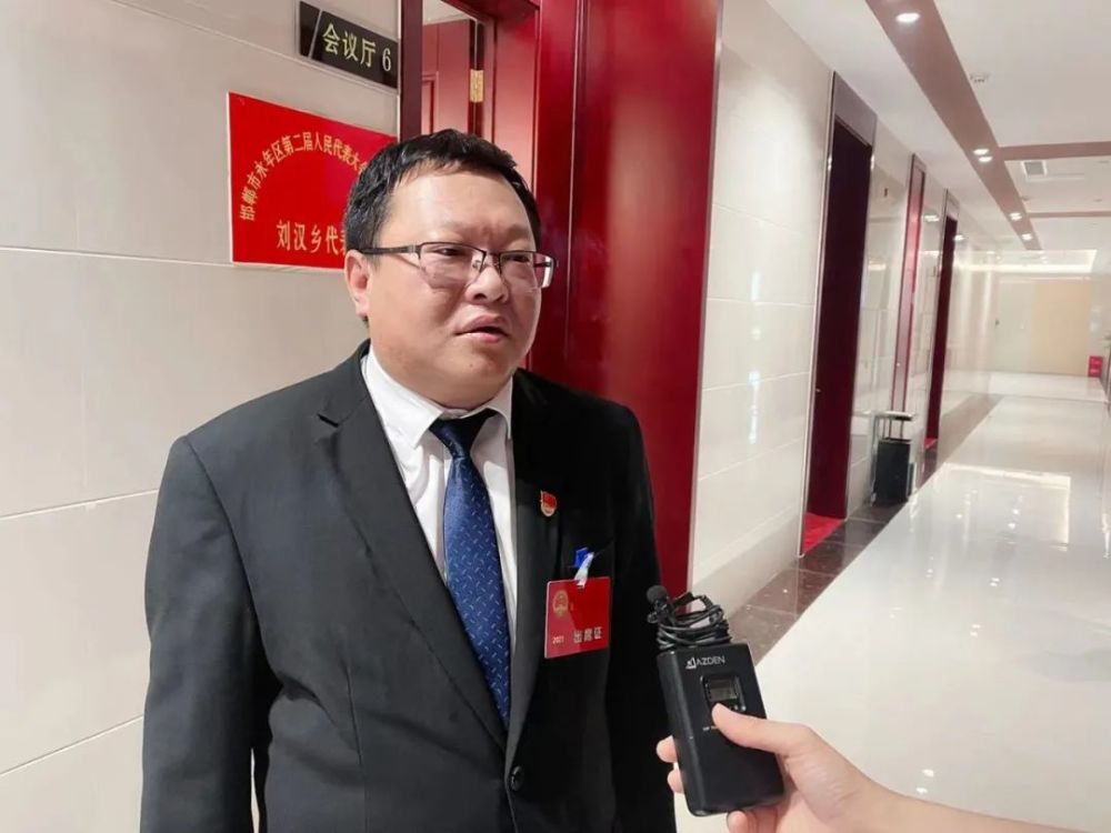 人大代表 张西堡镇党委书记  郭治现三是做好河道生态文章.