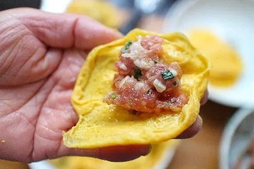 制作蛋饺时,很多人第一步就做错了,难怪做出来的蛋皮粘勺又易破!