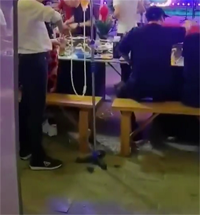 拥有迈巴赫62S的“马总”现集市，与朋友把酒言欢，甚是开心