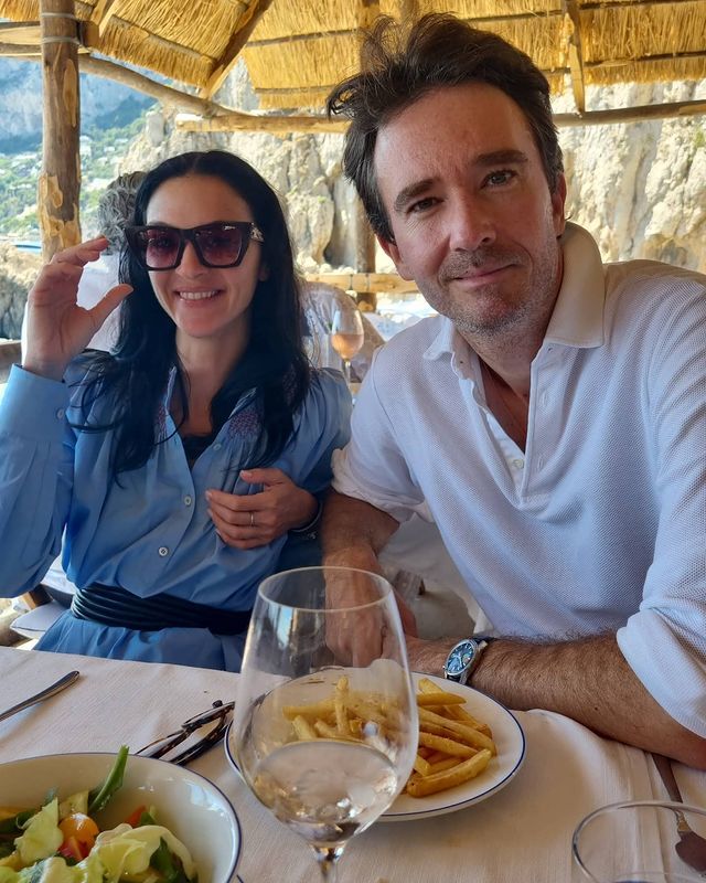 39岁lv太子妃素颜度假,穿花裙披金发背影似少女,咧大嘴同框太子爷