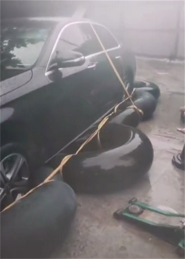 “自救”的奔驰E300L，车底绑满“气垫”，遇大水也能浮起来