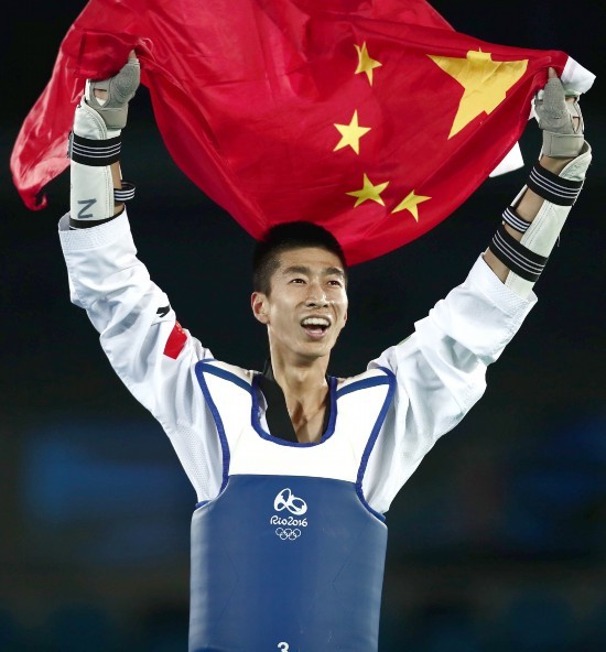 荣耀时刻!江苏运动员赵帅开幕式上高举五星红旗