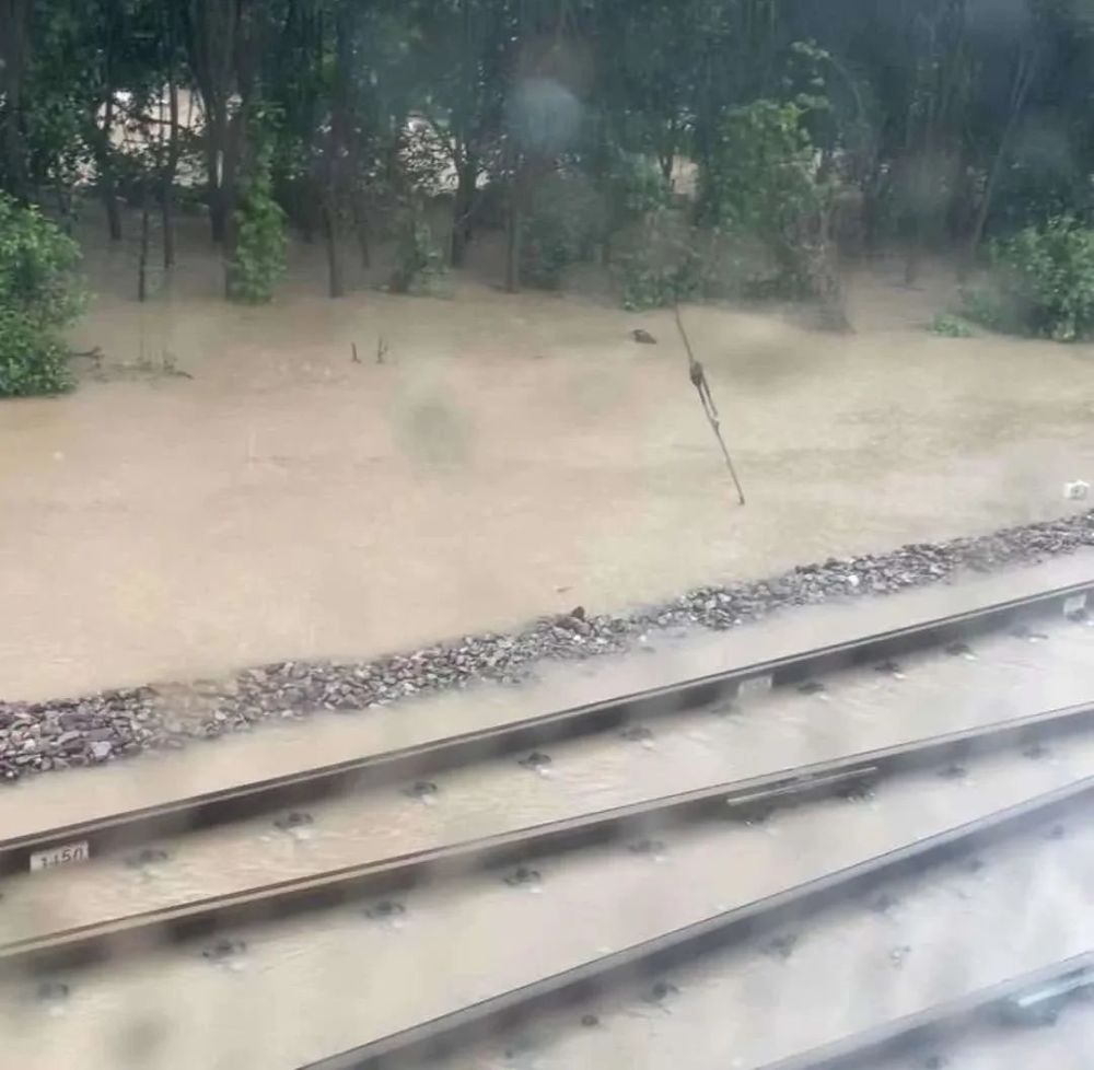 k15列车暴雨中被困52小时