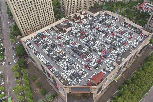 楼顶停车场满满当当