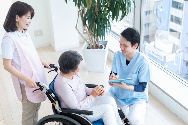 可能有些人对介护士还不了解,介护士全称为"介护福祉士",可以简单理解