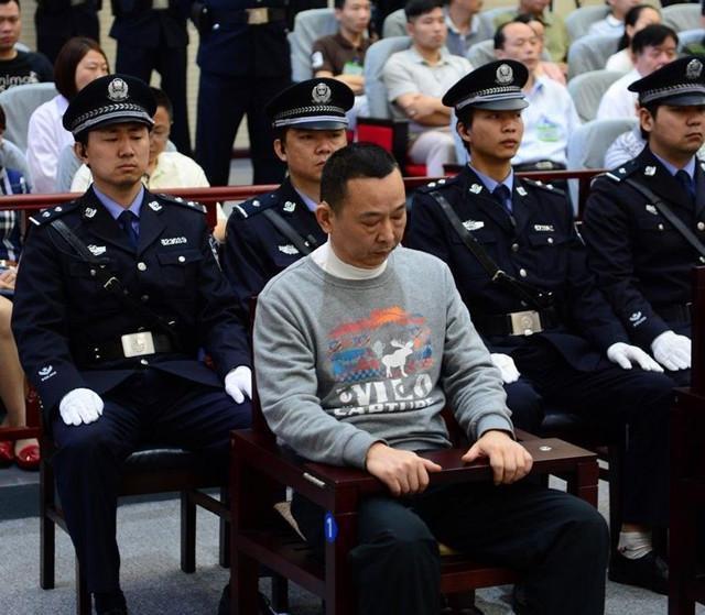 俗话说"爬得越高,摔的越惨",刘汉人生的转折点还要从他的弟弟刘勇说起