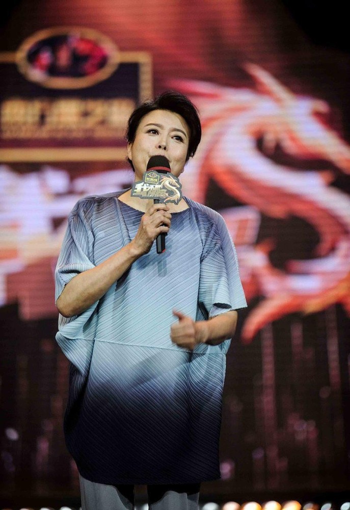 丁嘉丽老了有种端庄气质一身显低调的渐变装和她年纪正相配