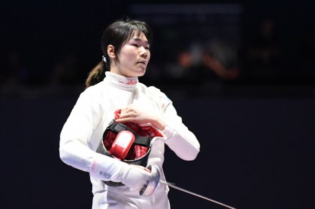 女子个人重剑32强赛朱明叶击败美国选手赫尔利考特尼晋级16强