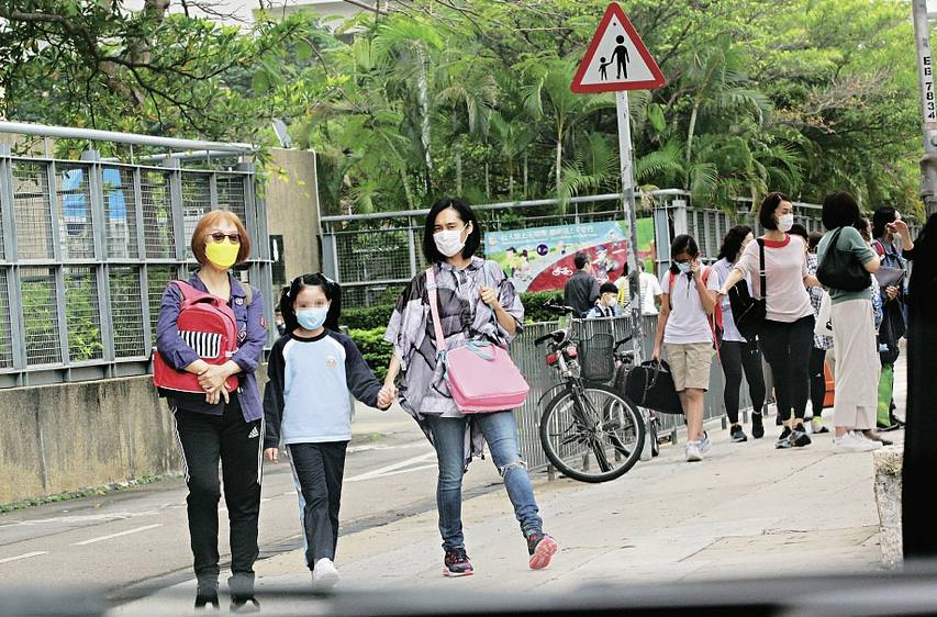 50岁朱茵接女儿放学，眉眼间难掩疲倦，网友慨叹：女神老了