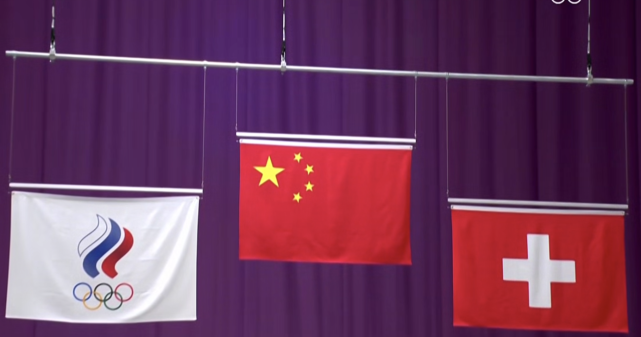 创奥运会纪录杨倩夺中国首金现场升国旗奏国歌妈妈瞬间落泪