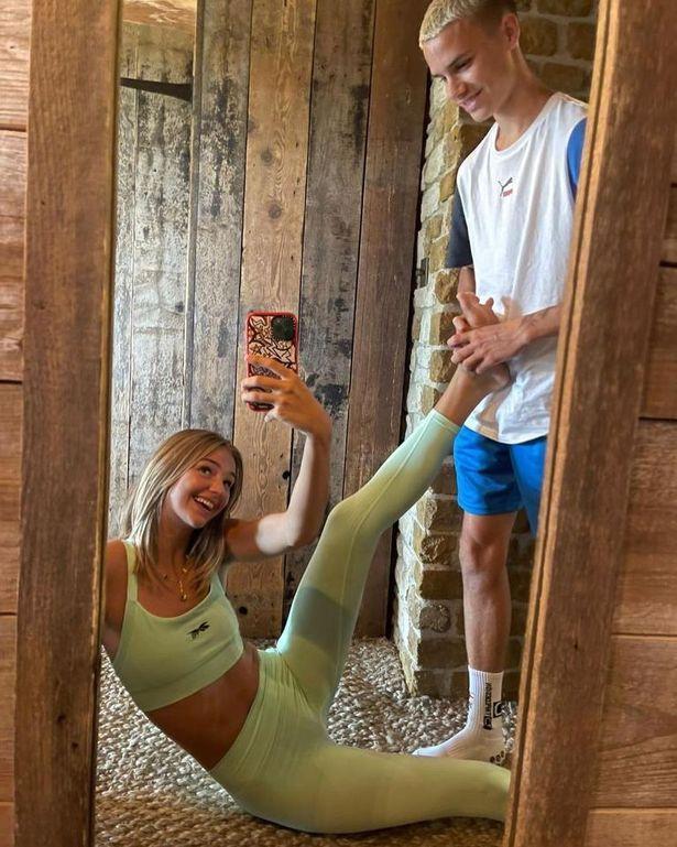 小贝准儿媳米娅晒出夏日风情自拍戴彩虹头巾秀健美身材