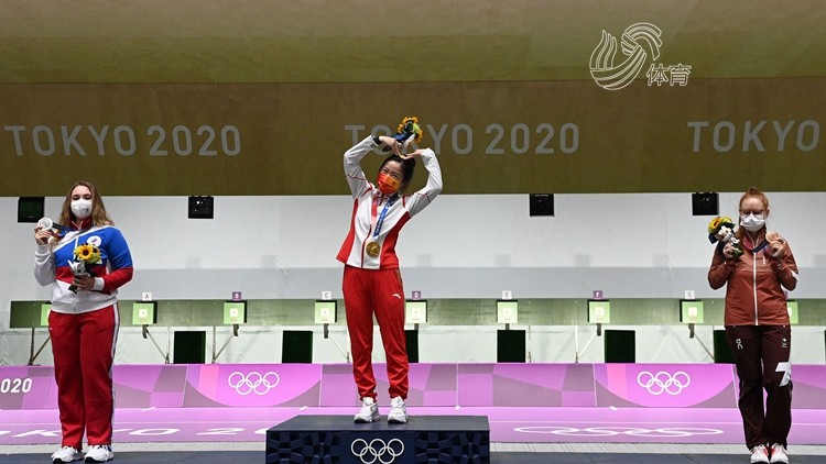 中国首金杨倩颁奖台比心教练振臂欢呼